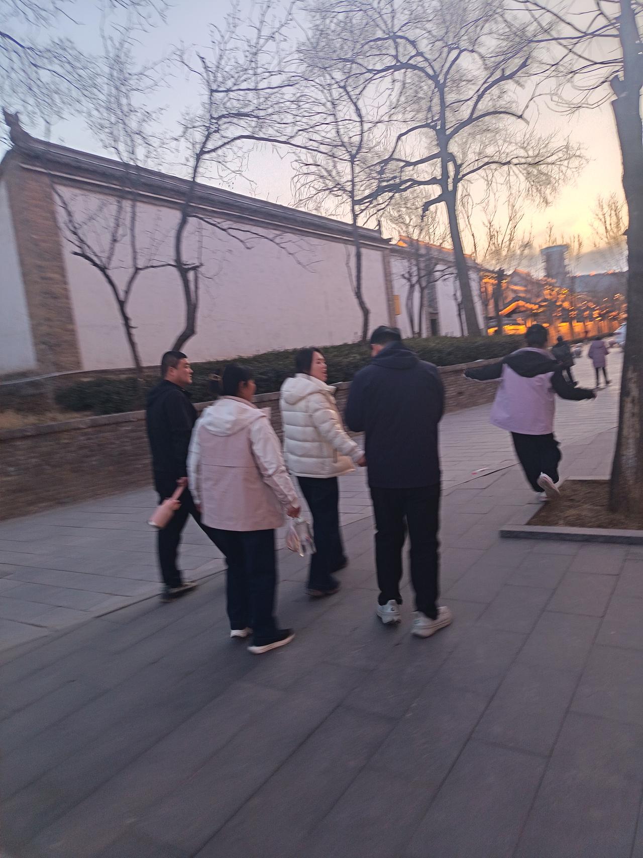 春节期间，天南地北大拜年可太有氛围了。春节前几天，拜年成了生活主调。清晨出门，每