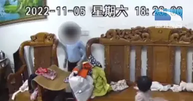 塑料姐妹花相煎何太急，姐姐在客厅布置“陷阱”，妹妹爬过去一头栽倒，结果很解气