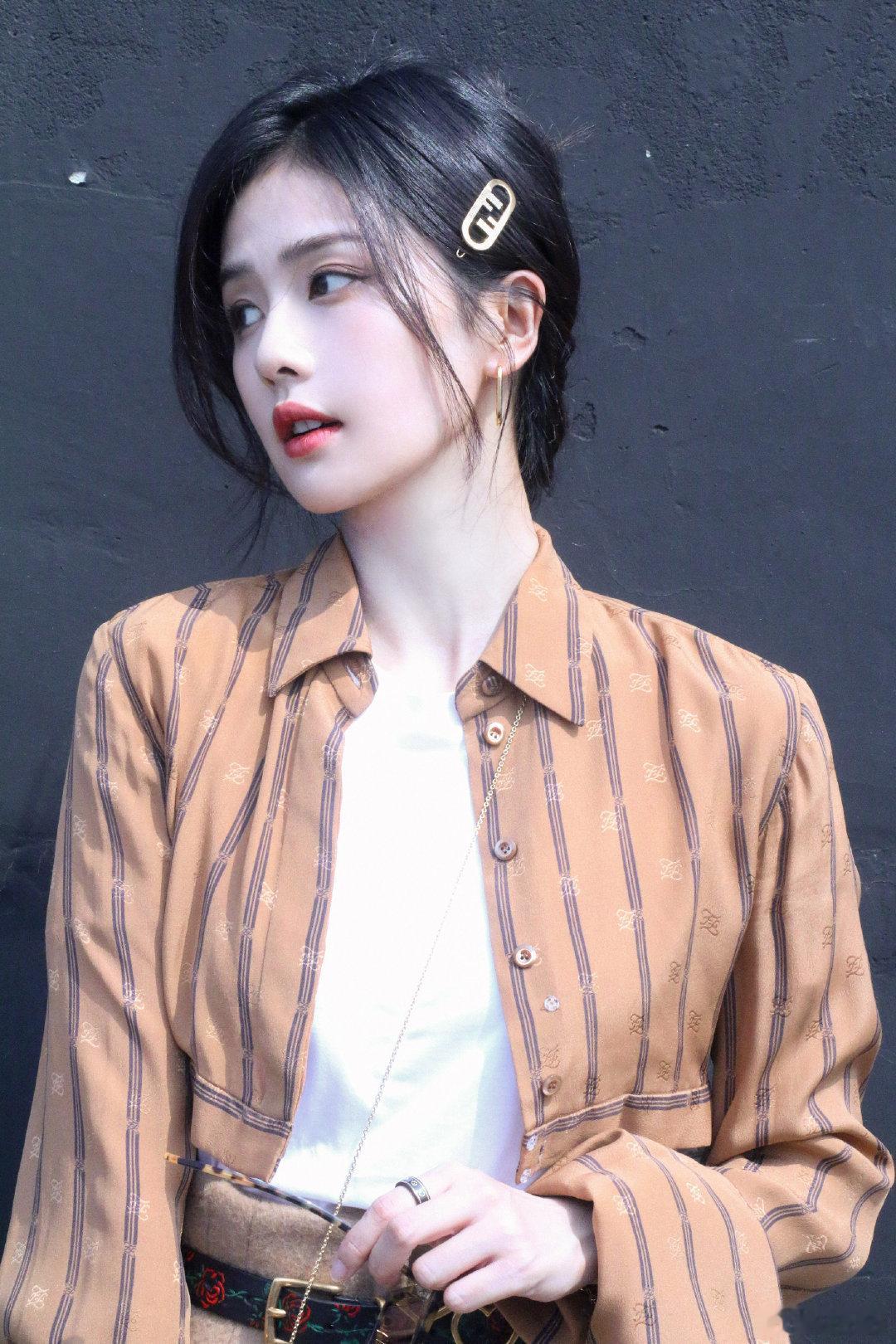 白鹿这个发卡戴在头上简直就是点睛之笔 ​​​