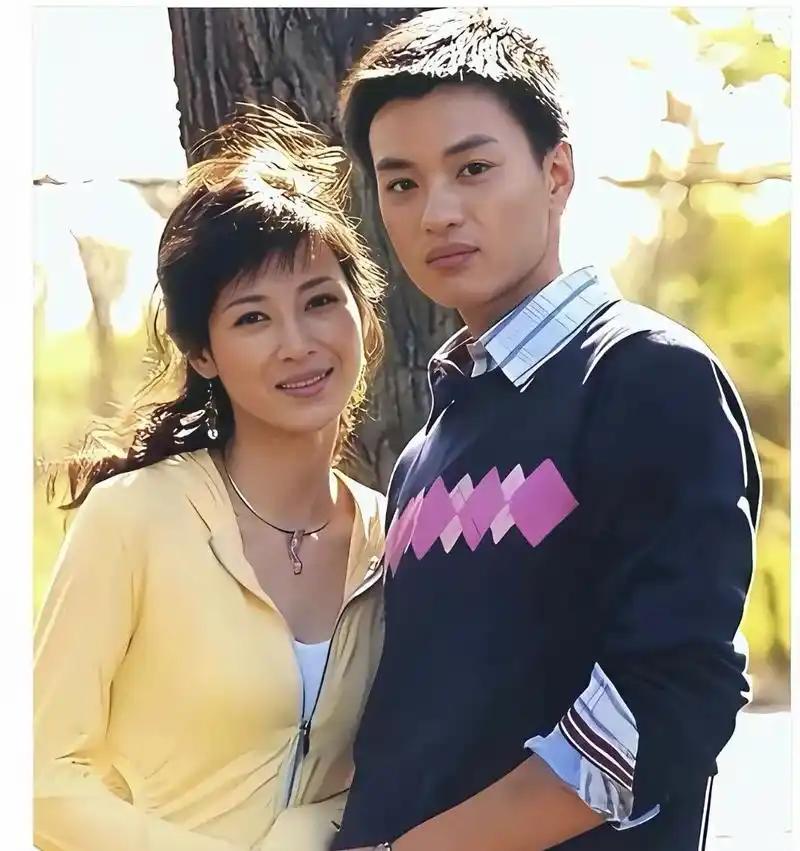 2014年，坐拥五十亿的温州首富周旭辉，瞒着结发妻子，看上了演李云龙之妻的童蕾。