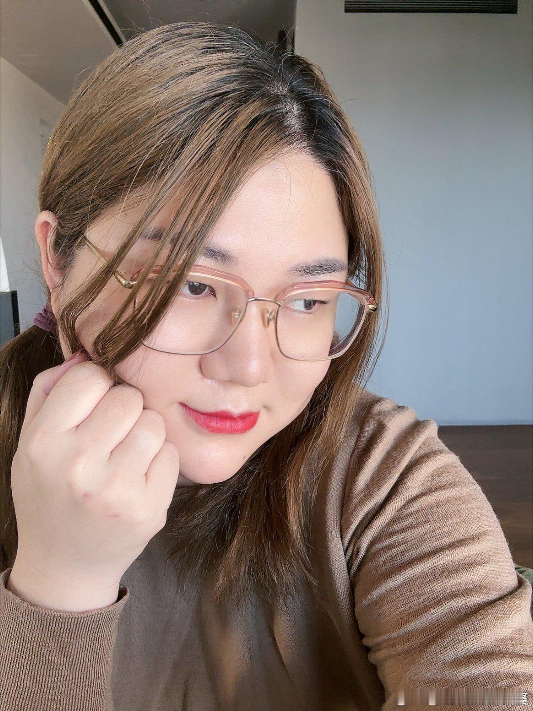 #杨天真cos虞书欣凌妙妙# 杨天真cos的凌妙妙像个搞笑小精灵似的。 ​​​