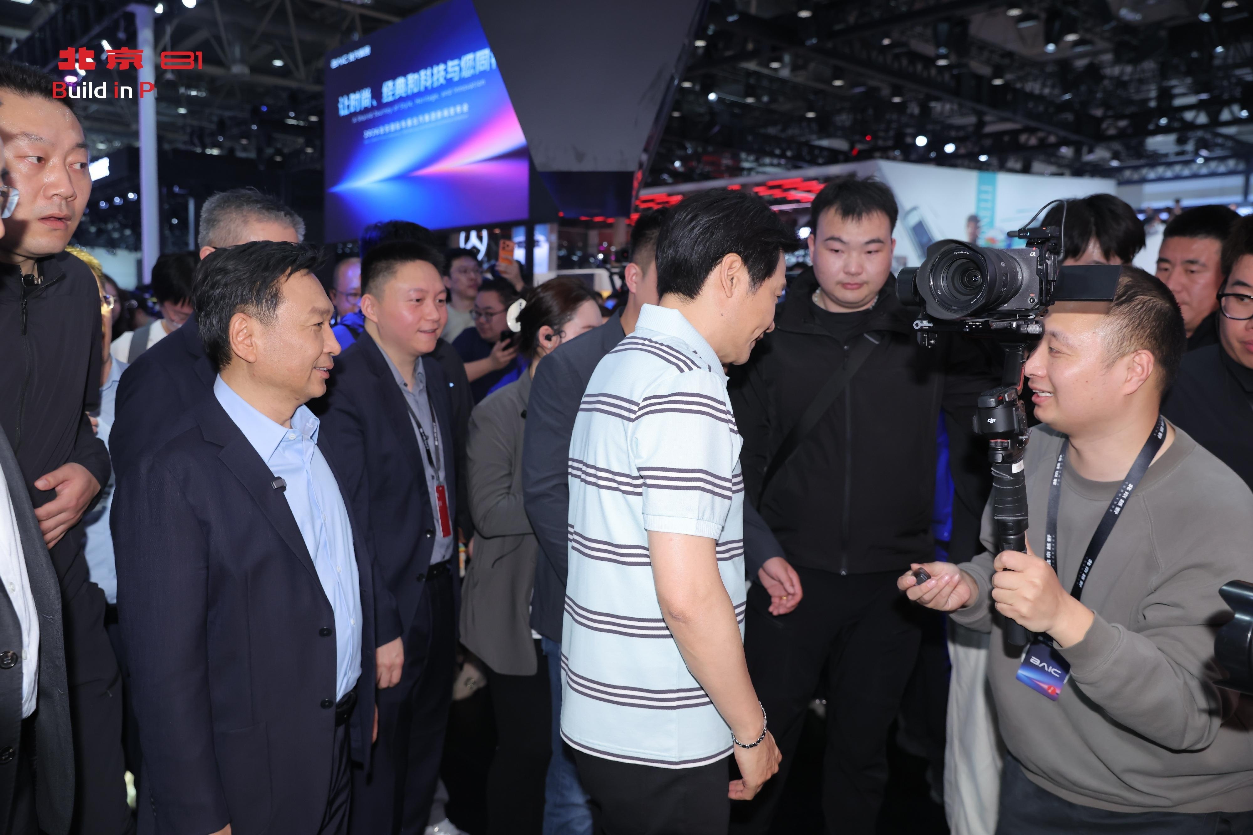 北京81展台曝雷了北京81战术方盒子这波热度拉满！雷总亲自试驾北京81，战术方盒