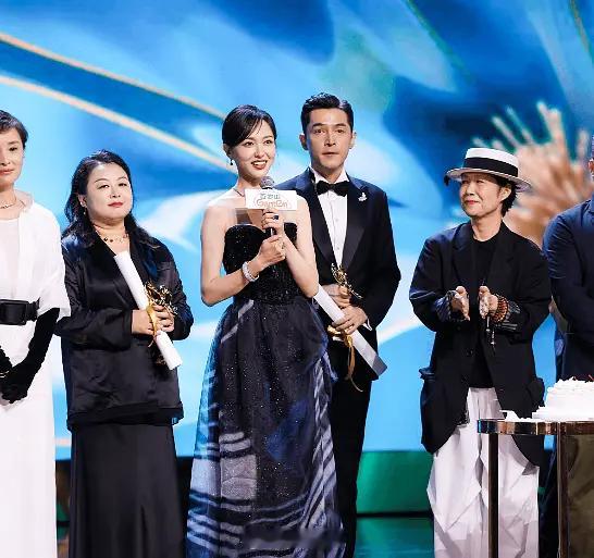 白玉兰官网放了唐嫣站在C位的合照，这有什么含义吗？ 