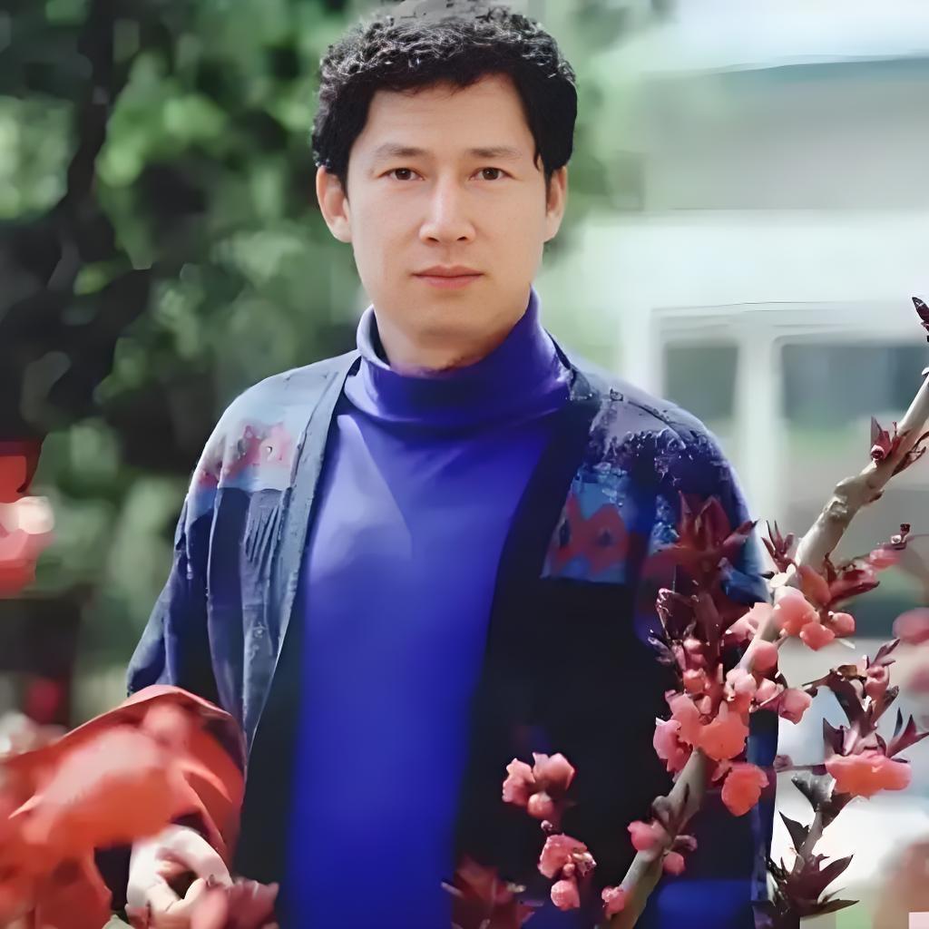 李春平的女朋友得知他要和一个美国老太太走的时候，拿刀追着要杀了他，吓的他光着屁股