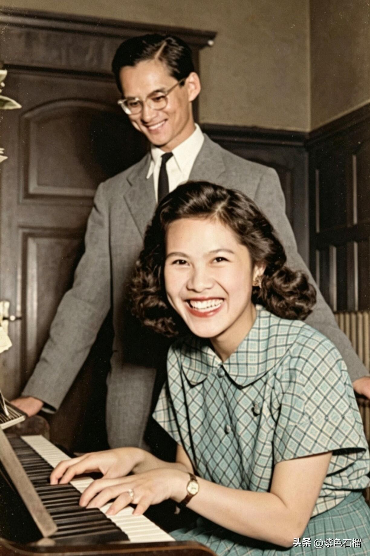 泰国国王玛哈父母结婚前的一张合影，两人脸上洋溢着幸福。
      1949年7