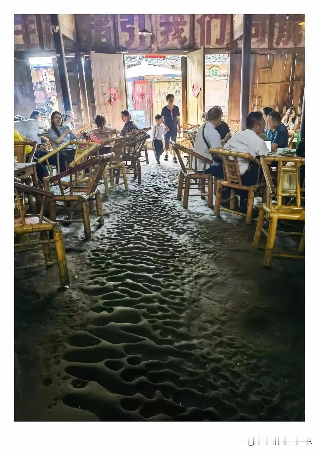 成都最老茶馆，这是历史文物-千泥脚，也是这个茶馆最有特色的地方！看着这样子，脚印