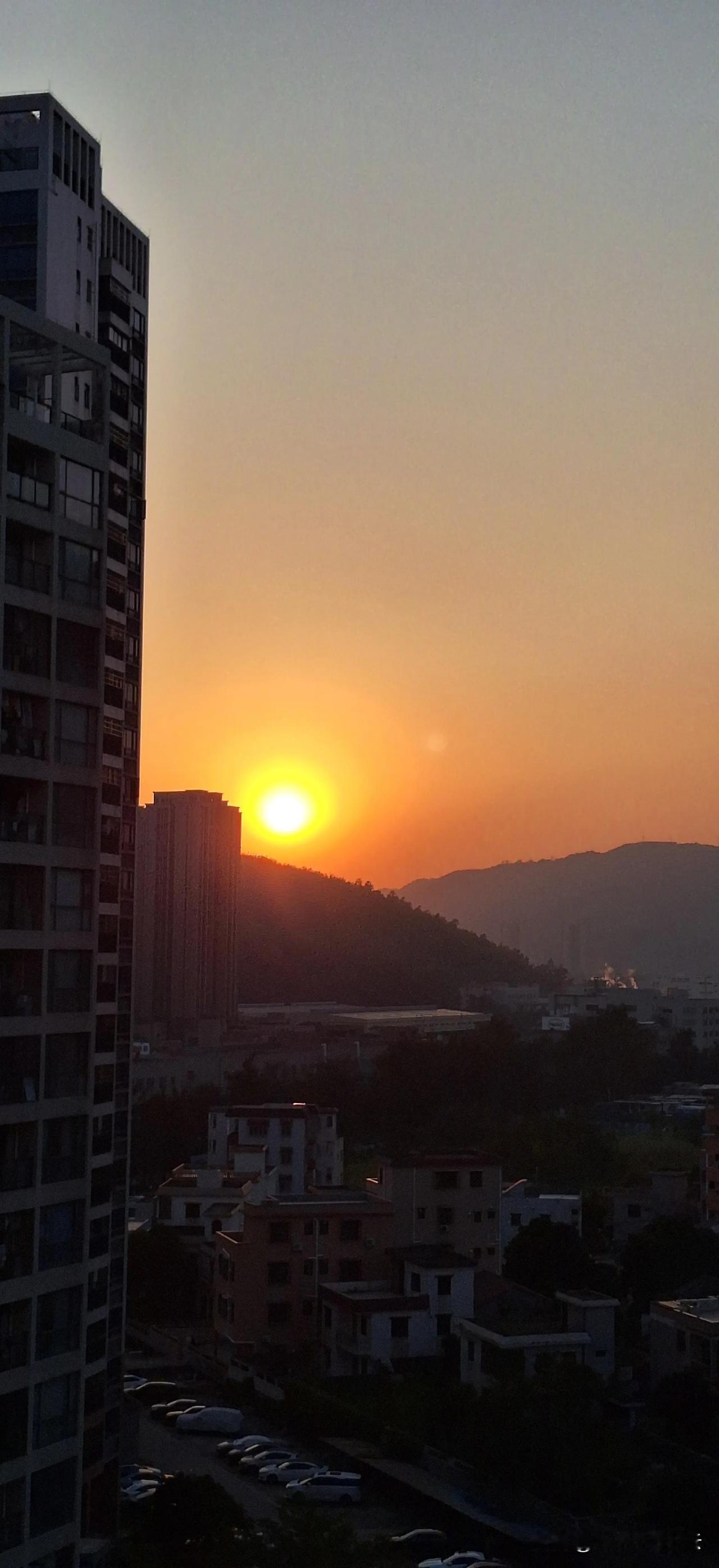 又到一天落日时。辛弃疾曾经说过：
​人生不过二两酒，一两辛酸一两愁。
​都是黄泉