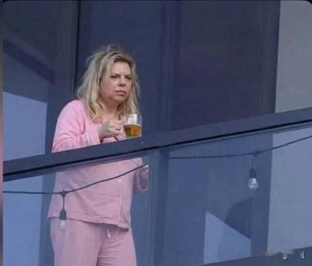 内塔尼亚胡妻子萨拉，被媒体爆料，从上次随内塔尼亚胡到美国后就没有回去以色列，留在