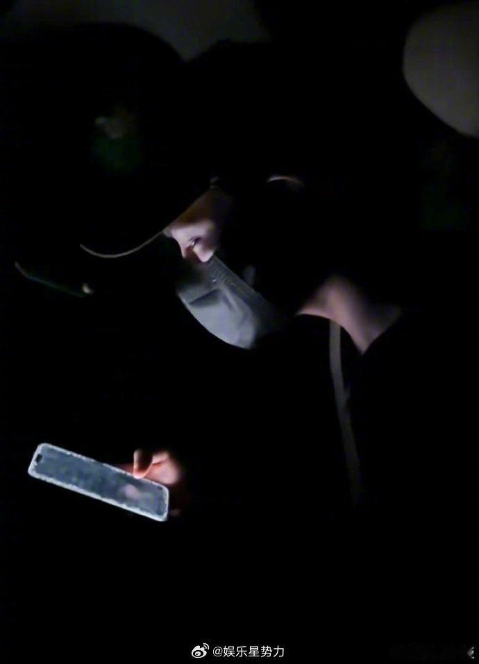 只有强者才配做丁禹兮的手机 刷到的路透全都是帅气的他和破碎的它，咱啥时候能换个手