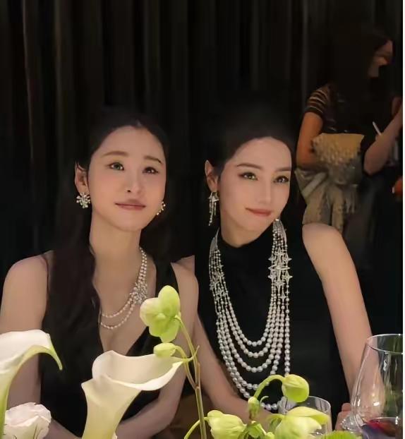 全网最开心的人，
估计就是张碧晨了，
不是因为她参加了御木本晚宴，而是因为她跟迪