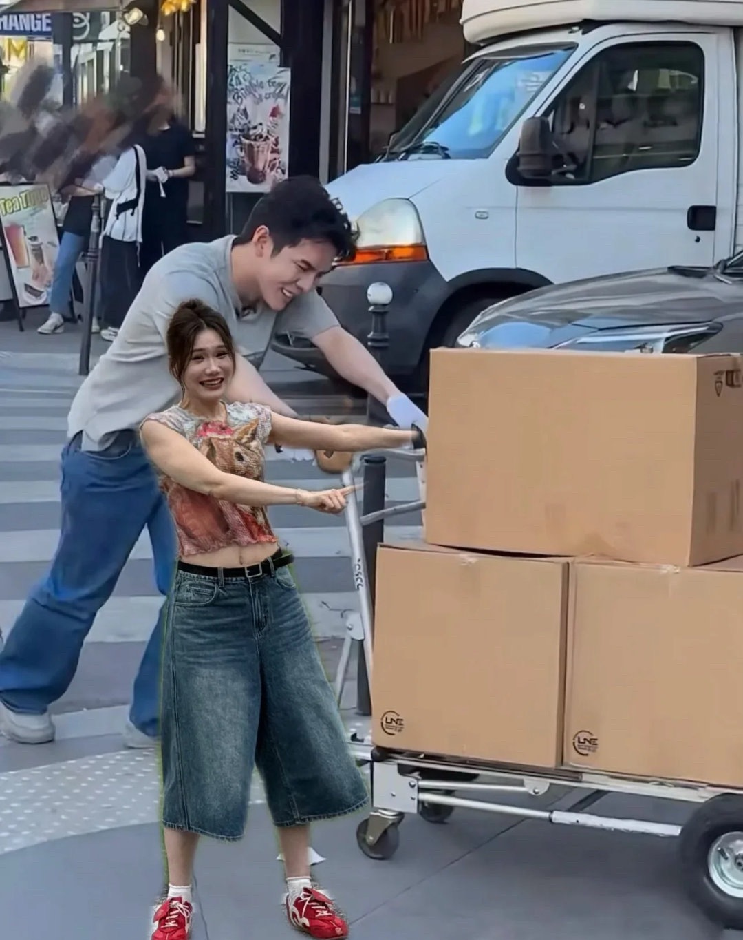 这场景怎么有点似曾相识？李佳琦在义乌搬水搬到气喘吁吁，旺旺在上海美美走秀，一个主