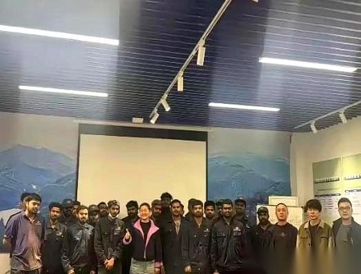 6月30日，上海张江某科技园区里，几十个本土程序员死死盯着屏幕中央弹出的“访问受