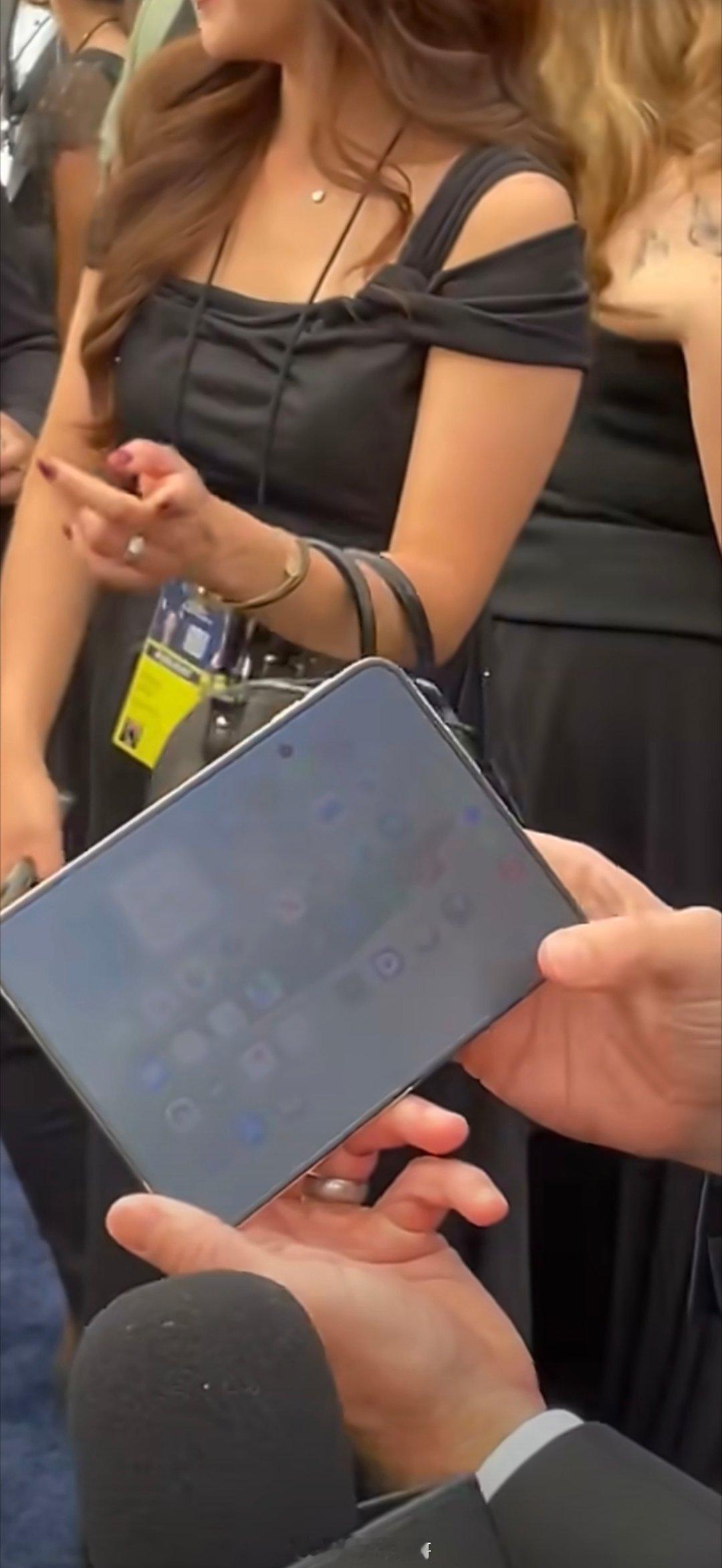 苹果CEO展示iPhoneDuo时翻车本来想好好秀下iPhone Duo，结果当