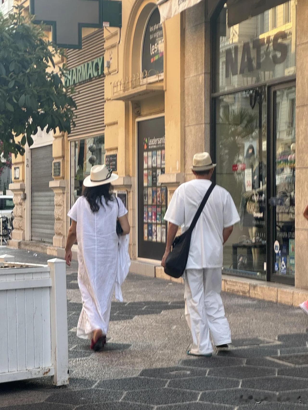 在🇫🇷尼斯街头遇到张兰，和她男朋友

本来以为旁边是她儿子汪小菲，定睛一看是