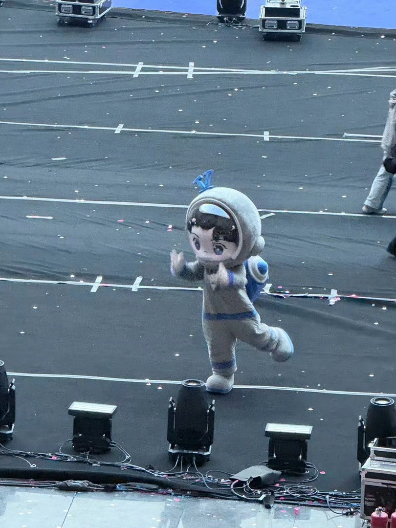 张杰鸟巢机器人演我上班谁懂啊家人们，张杰鸟巢演唱会机器人直接演我上班!台上好好跳