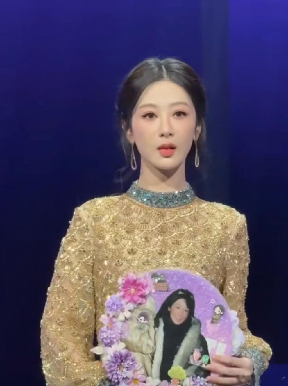 好金光闪闪的杨紫，扇子上的小白菊：重生之我是大明星