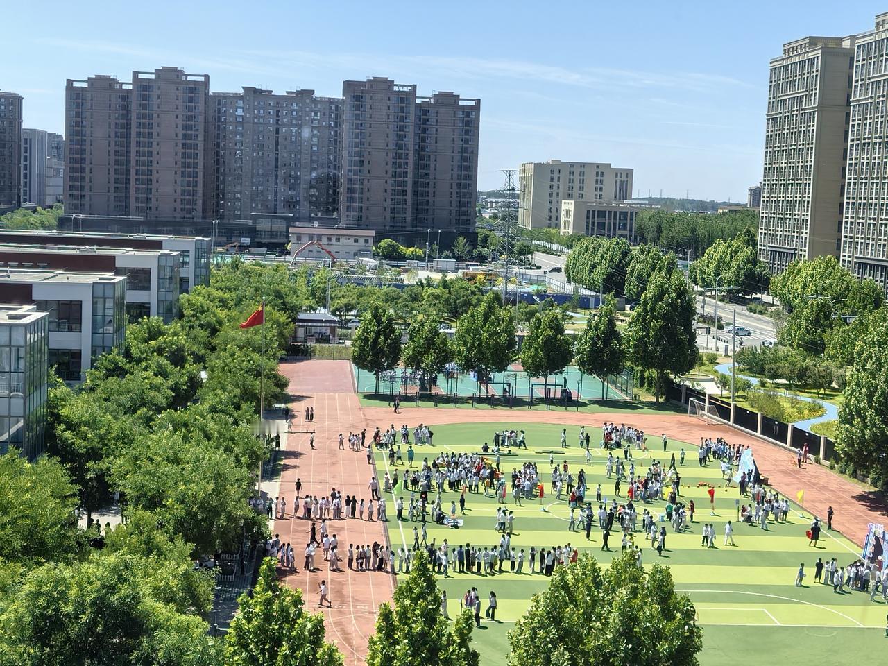 《六一儿童节快乐》
楼前是所小学校，操场旗帜迎风飘。
站在阳台心在想，真想回到青