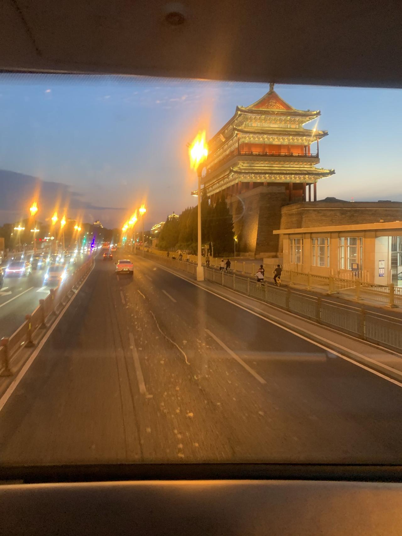记录北京的夜景
京城的夜晚，华灯初上，整个城市仿佛被金色的光辉所笼罩，如同一座宏
