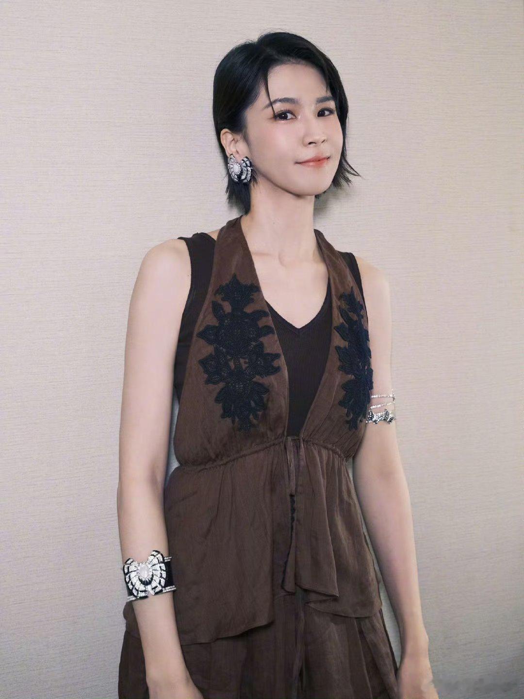 曾沛慈一口气吃了三个嘉兴粽子咸甜通吃，佩慈你是懂美食的！看你吃得这么香，我也想去