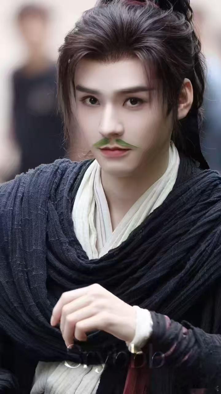 昨天龚俊陆小凤贴两片叶子装胡子今天龚俊上班穿竹叶图案的衣服可爱心思偷偷藏不住凤舞