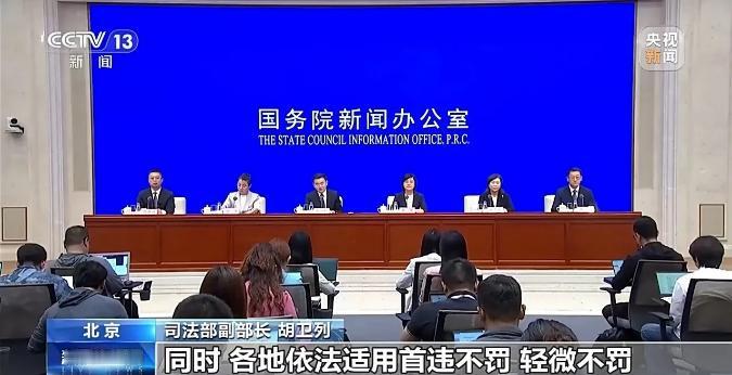 动真格了！全国一年内清退，30万不合格执法人员。整整三十万人，说脱下制服就彻底脱