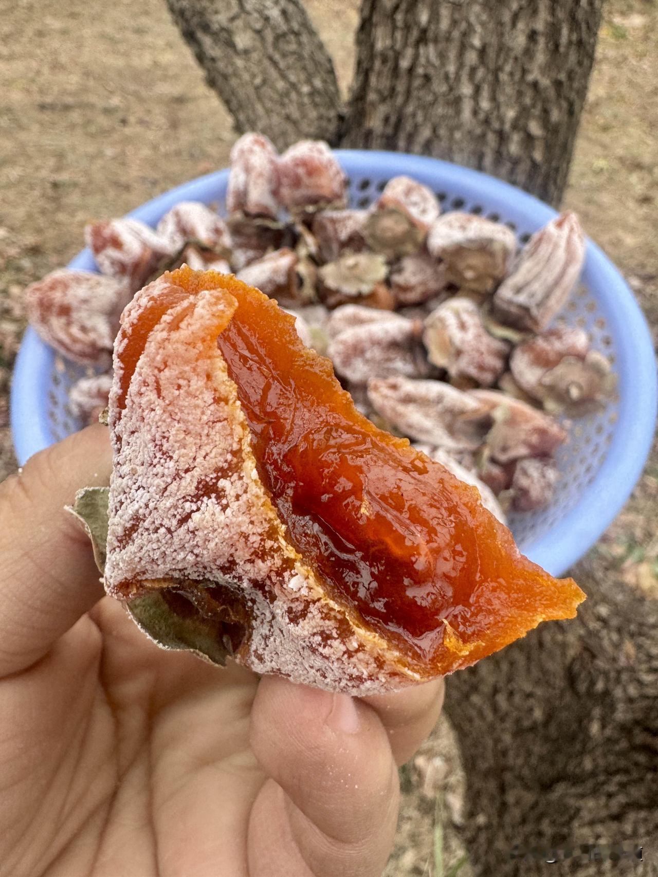 个个流心，个个带霜！
现在的柿饼柿霜很浓郁了
我们一直等到现在就是在等霜
前期的