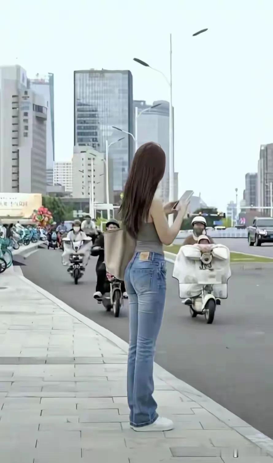 评价一个女人漂亮不漂亮，主要看四点：一是看脸蛋，二是看身材，三是看皮肤，四是看气
