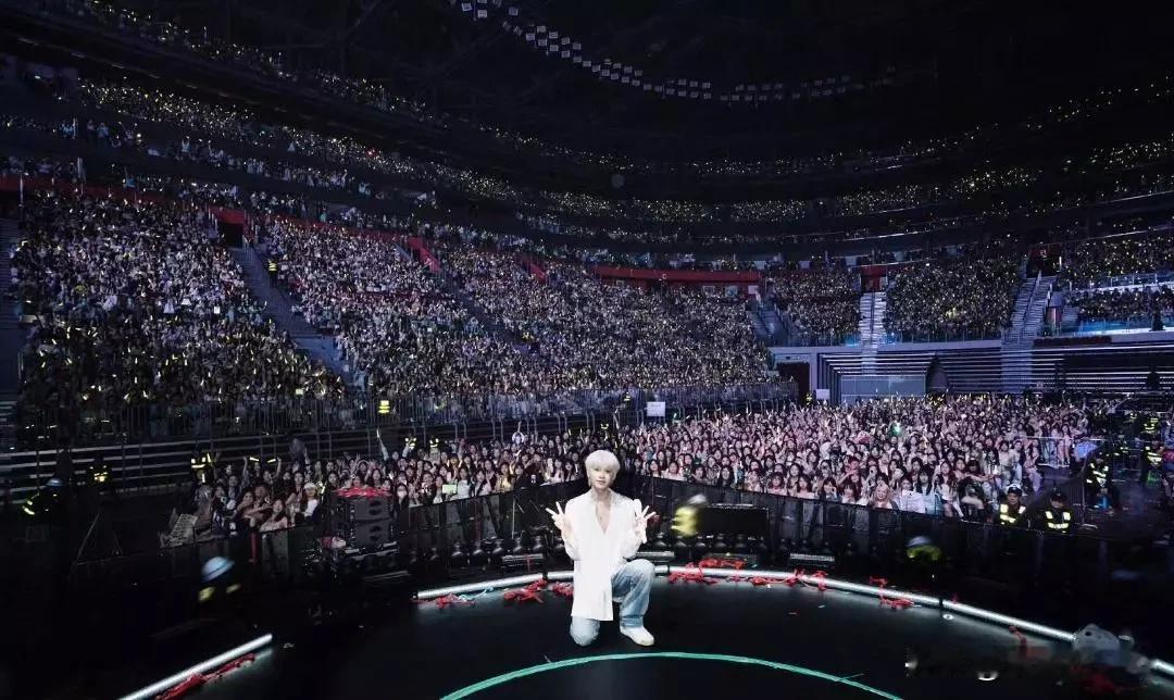 黄明昊这次重庆演唱会，三个多小时连唱22首歌，全程全开麦不带半点儿修音，连着十几