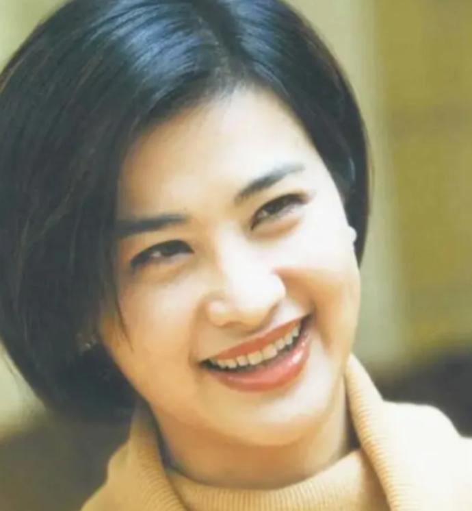 2000年，凤凰卫视主持人吴小莉为圆父亲心愿，前往浙江寻觅同父异母的哥哥。

这