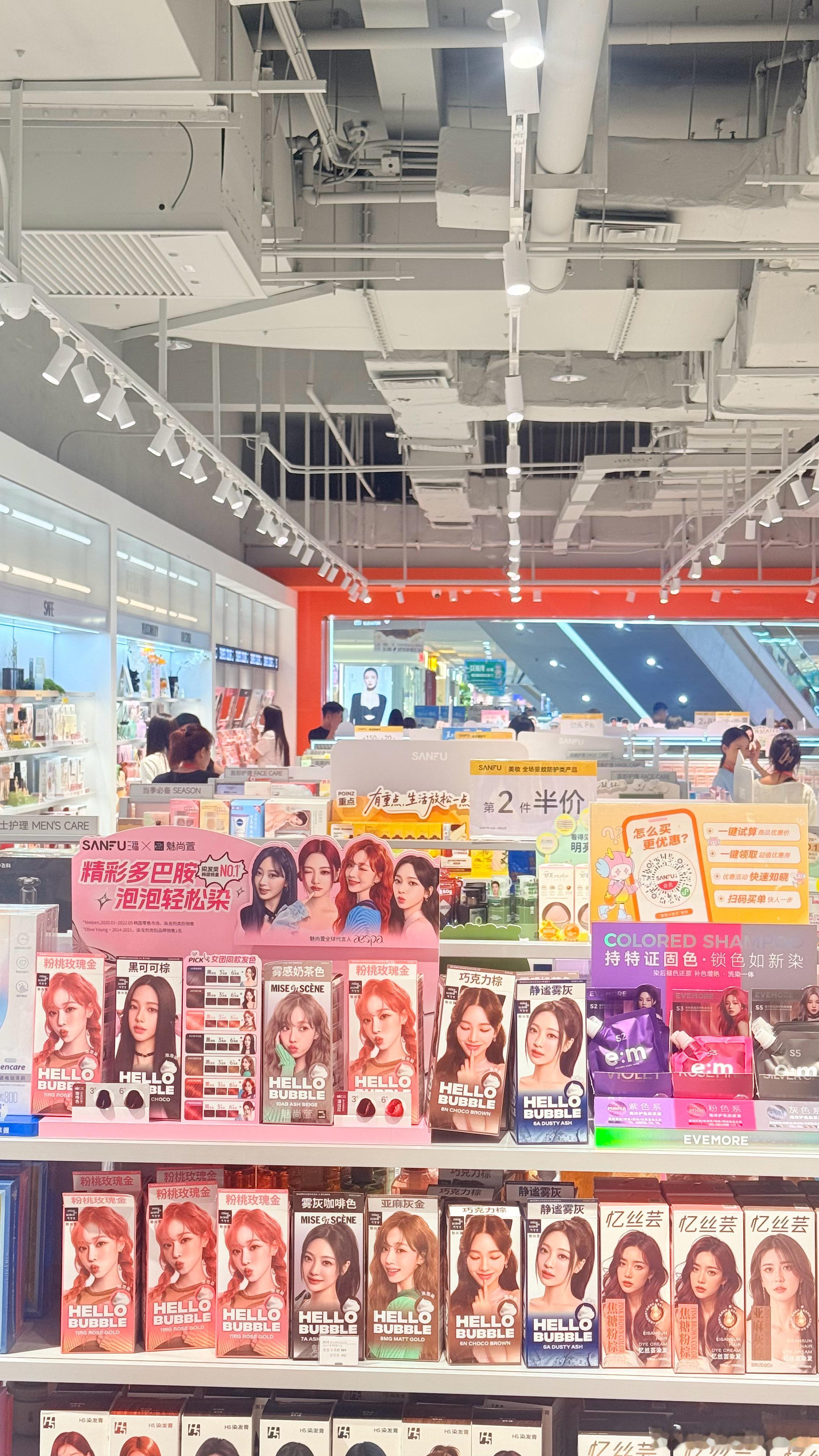 作为一个曾经做过近10年化妆品的人，现在进美妆店80%的品牌不认识，是我out了
