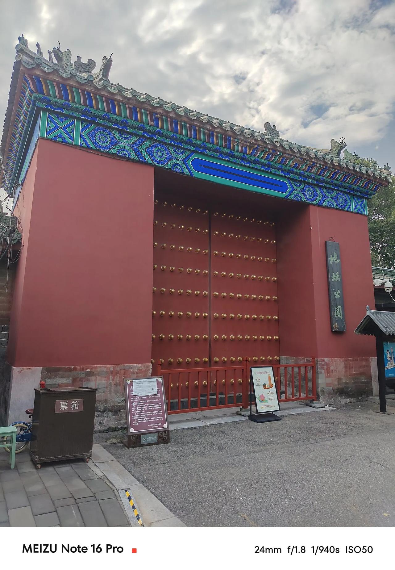北门走进去不远，就看见了我在地坛的书店。看书，看海，红墙青瓦绿叶，书店里的大家都