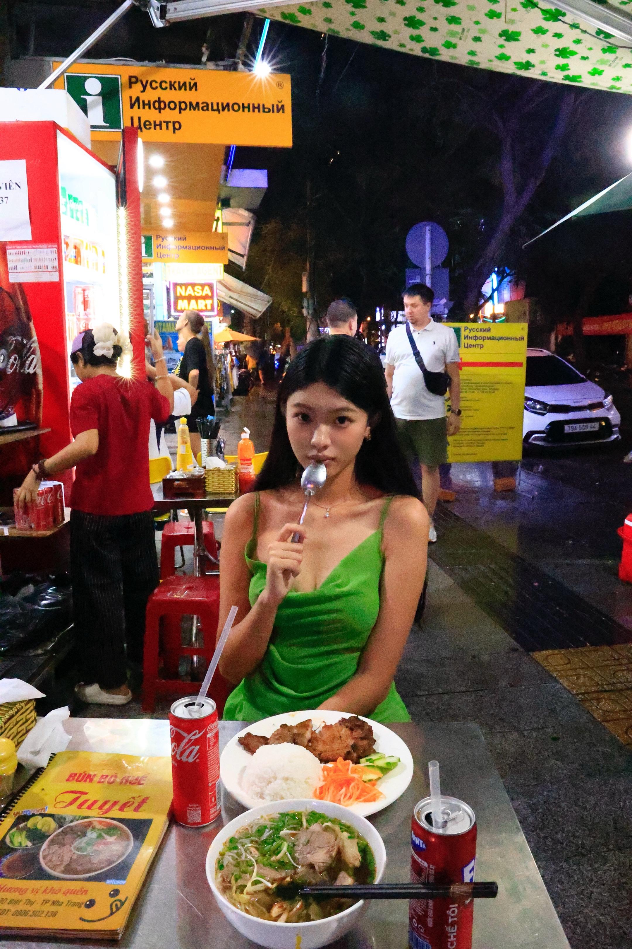 不言不语 一路都是好风景。怀念那个雨夜 美食 酒 二楼的小世界