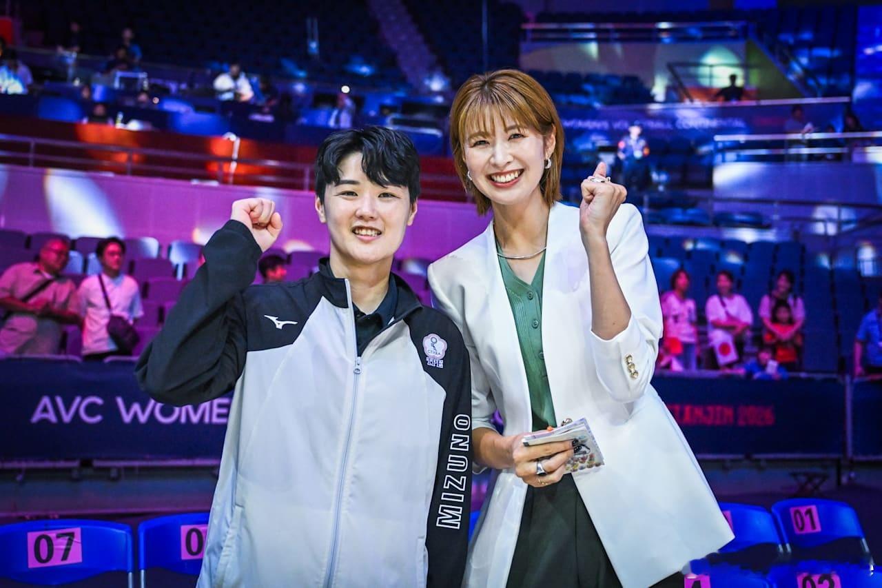 2026年亚洲女排锦标赛 📷 小牛教练继续当迷姐，昨日与阿庄合照；今日找到了S