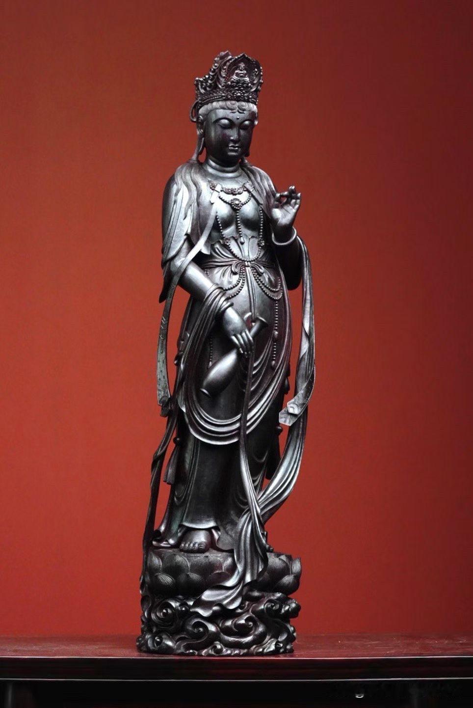 一尊好的观音，不一定让人惊叹于繁复，反而常常让人安静下来。

这尊小叶紫檀《净瓶