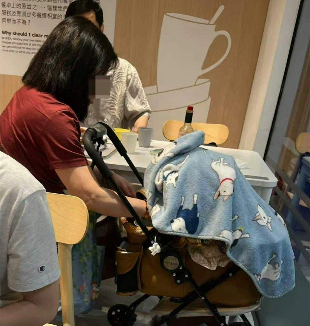 香港一宜家有人用儿童塑料碗喂狗香港食环署回应将宠物带进餐厅 近日，有香港市民在社