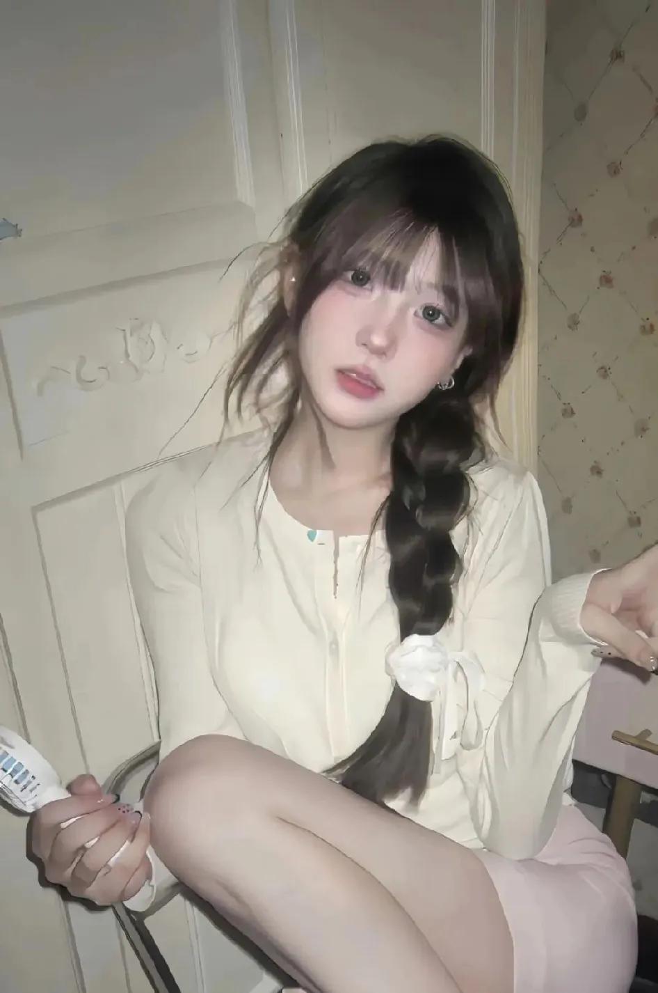 也许我爱的已不是你，而是对你付出的热情。那份热烈而深沉的情感，如同熊熊燃烧的火焰