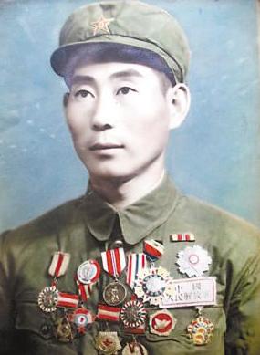 1948年，平津战役夜行军，平太信半路请假解手，意外撞见一个戴钢盔的黑影。他灵机
