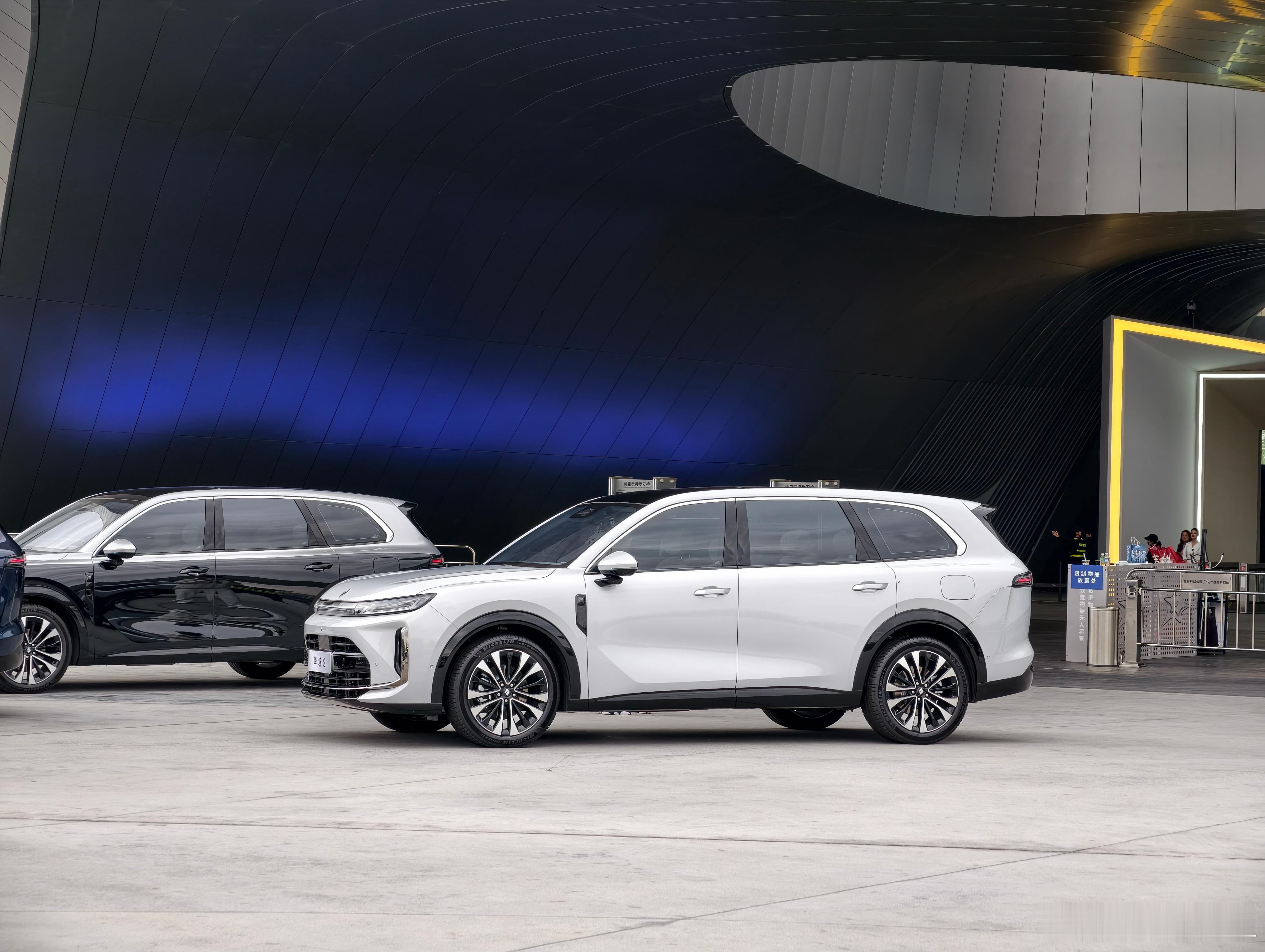 华境S最近重点在吹安全，其实有很多点，比如舒适，华境团队还是吹得很保守。比如华境