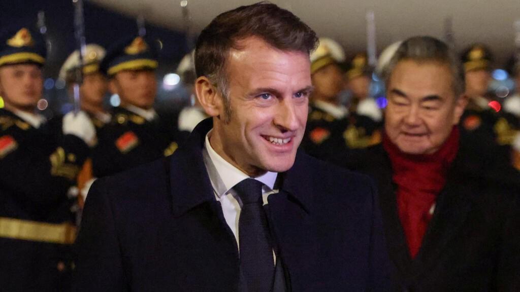 马克龙访问中国，受到中方高规格接待，期间他主动向中方抛来橄榄枝，邀请中方参加G7