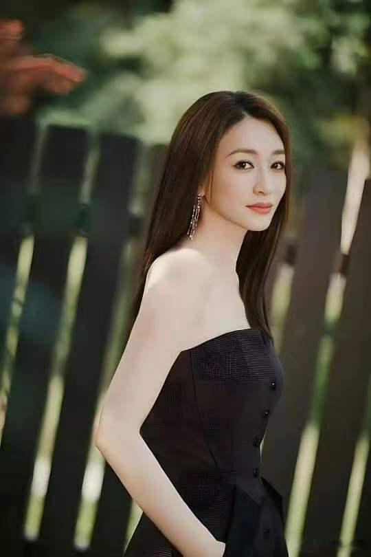 李小冉先天抽象圣体何为先天抽象圣体，看李小冉就有答案，不受固定审美束缚，浑然天成