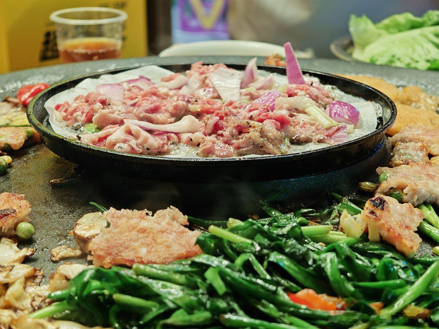 又解锁一个新美食，烙锅，可以理解是干的火锅，跟泰国的hotpot有点像，一边烫一