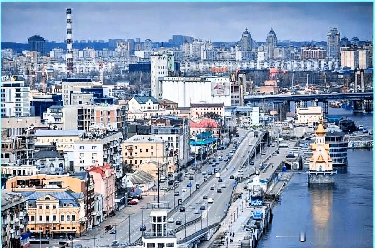 乌克兰基辅市区6月15日凌晨1点19分到22分期间发生多次强烈响声。

市长克利