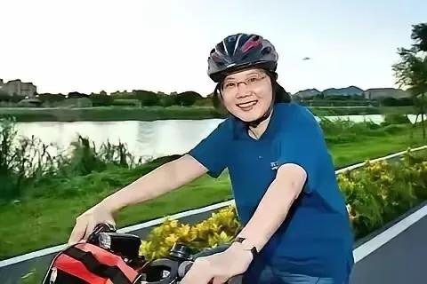 很明显，这张图开了美颜。