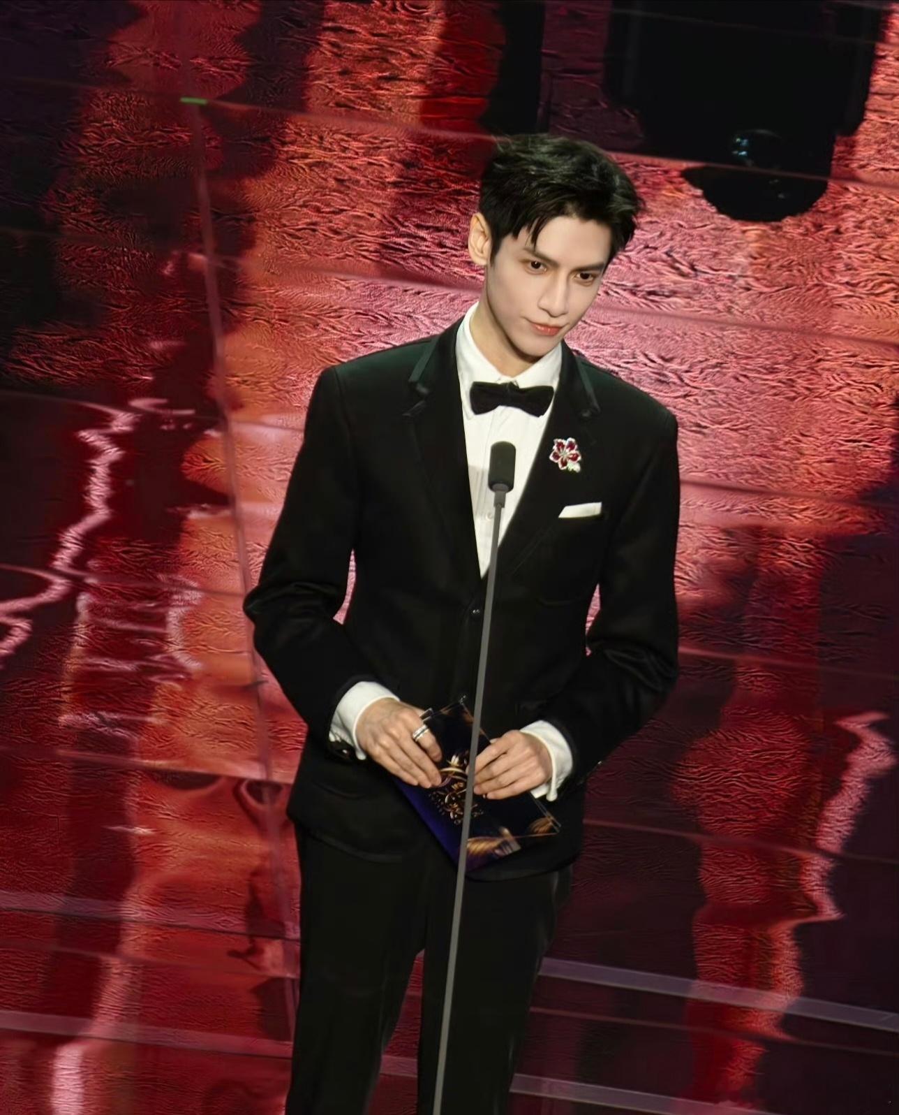 罗云熙新加坡红星大奖内场颁奖生图，好扛打啊