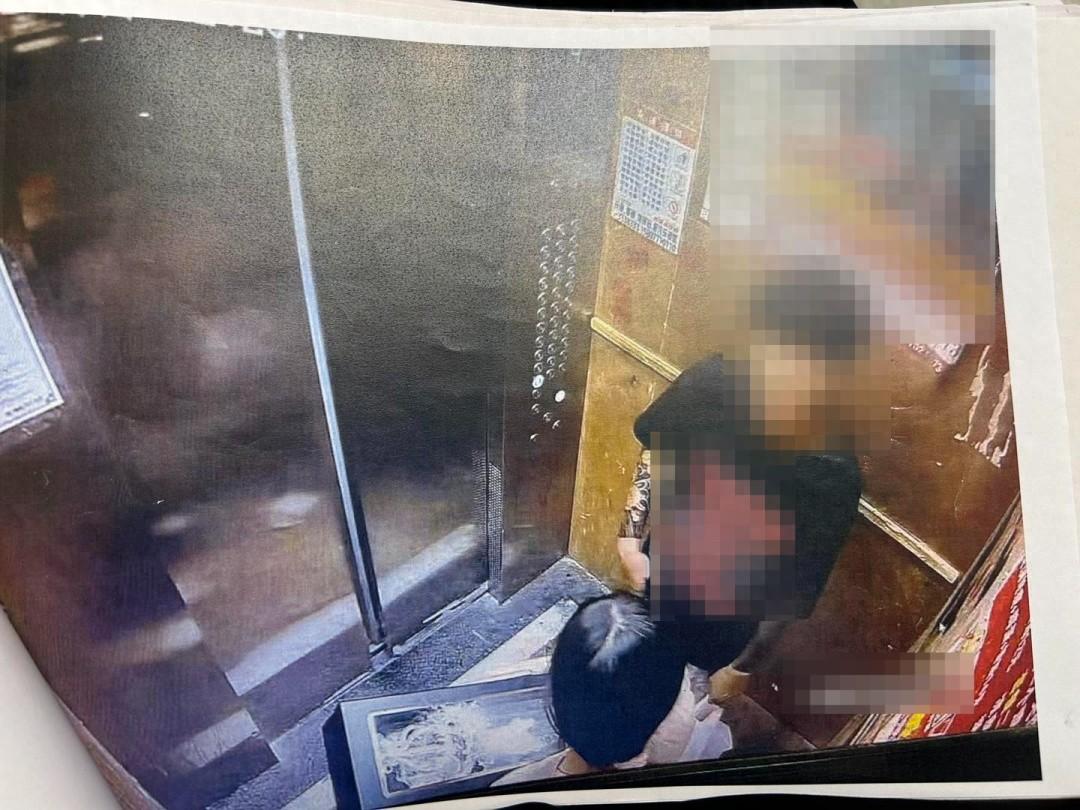 21岁双胞胎姐妹遭妹妹前男友入室伤害，致1死1伤，凶手一审被判死刑。7月17日，