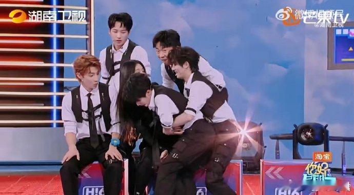 答题抢位环节高能！丁程鑫最后一秒抱走檀健次锁定 C 位，套路绝了 