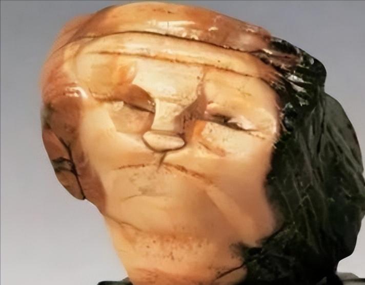 1997年，宁夏小伙在中蒙边境出差时用150元买下一块“人面石”，没想到4年后经