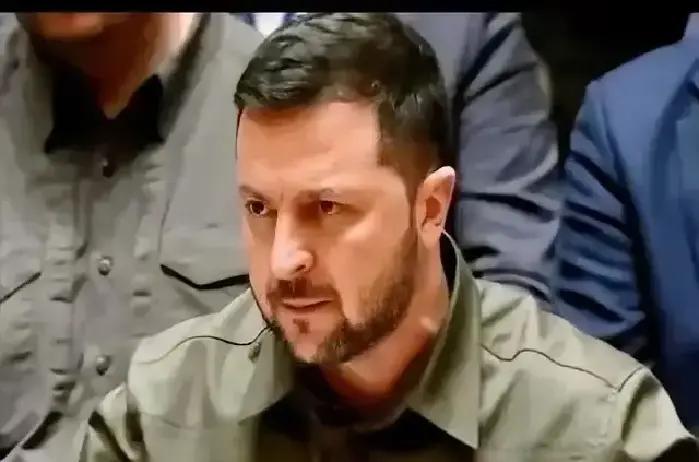 快讯！快讯！
打到第三个年头，乌克兰才捅破那层窗户纸：战场上最猛的不是炮火，是算