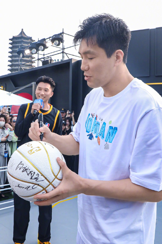 郭艾伦只签iQOO手机iQOO×NBA高校篮球赛总决赛今日北大开打！17支球队巅