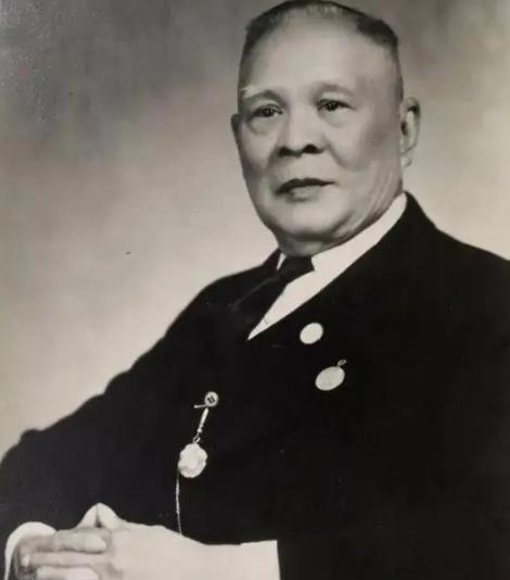 1882年，年仅14岁的司徒美堂怀揣母亲借来的50元龙银，从广东开平县赤坎镇启程